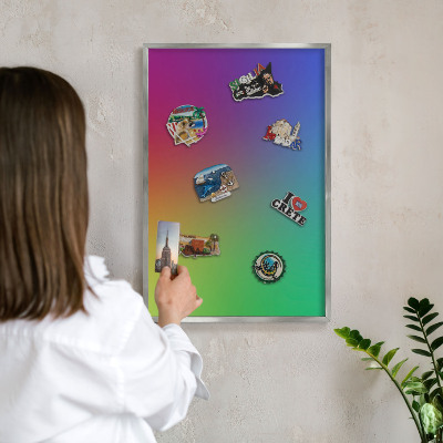 Magneetbord voor souvenir magneten met zilveren lijst Regenbooggradient