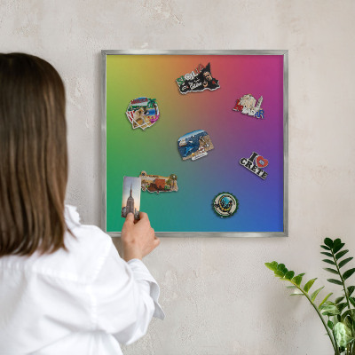 Magneetbord voor souvenir magneten met zilveren lijst Regenbooggradient