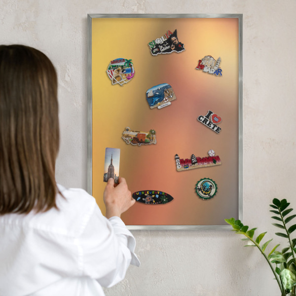Decoratief metalen magneetbord in een zilveren lijst Kleurrijke gloed