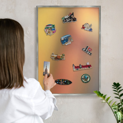Decoratief metalen magneetbord in een zilveren lijst Kleurrijke gloed