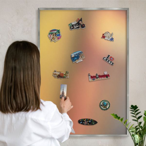 Decoratief metalen magneetbord in een zilveren lijst Kleurrijke gloed