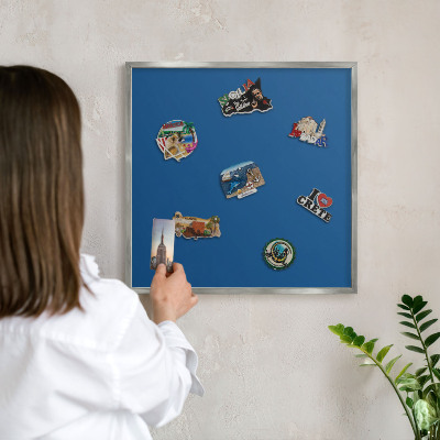 Decoratief metalen magneetbord in een zilveren lijst Donkerblauw