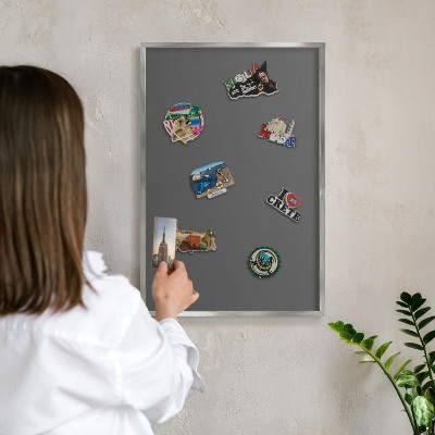 Magneetbord voor souvenir magneten met zilveren lijst Donkergrijs