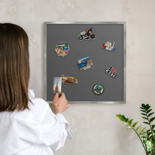 Magneetbord voor souvenir magneten met zilveren lijst Donkergrijs