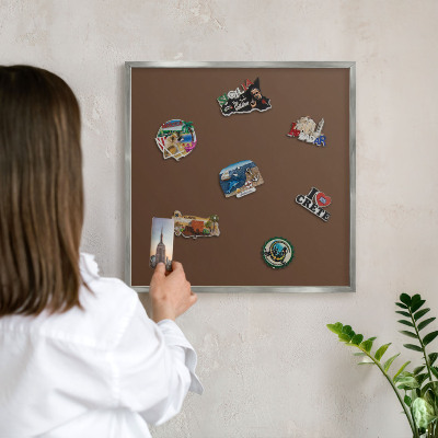 Decoratief metalen magneetbord in een zilveren lijst Kastanjebruin