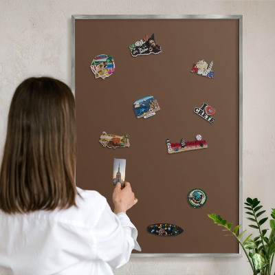 Decoratief metalen magneetbord in een zilveren lijst Kastanjebruin