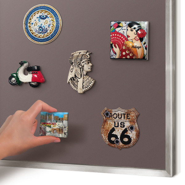 Decoratief metalen magneetbord in een zilveren lijst Vervaagd bruin