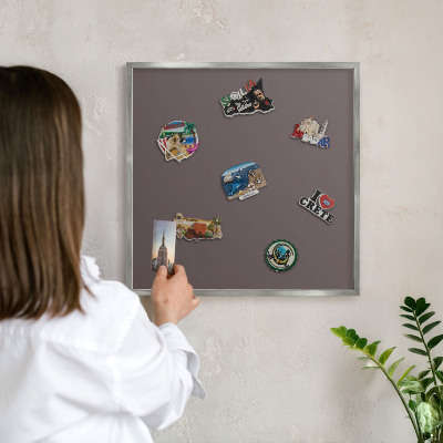 Decoratief metalen magneetbord in een zilveren lijst Vervaagd bruin