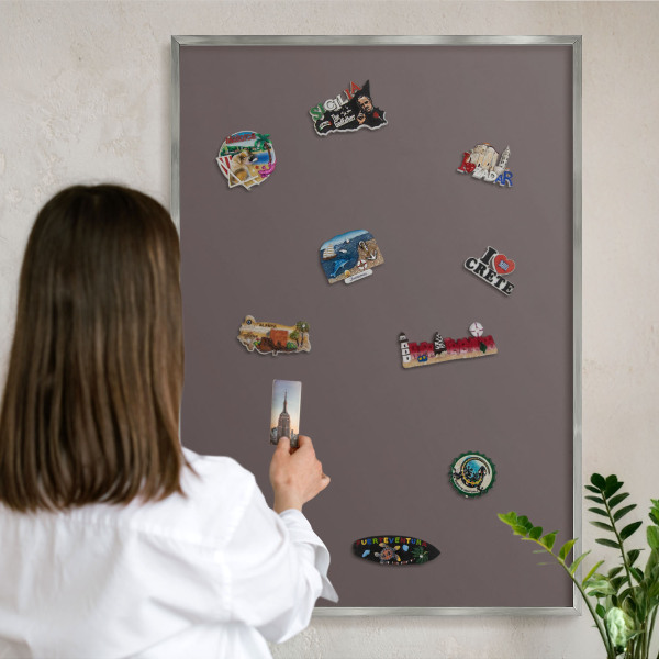 Decoratief metalen magneetbord in een zilveren lijst Vervaagd bruin