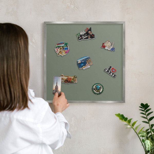 Magneetbord voor souvenir magneten met zilveren lijst Donkere salie
