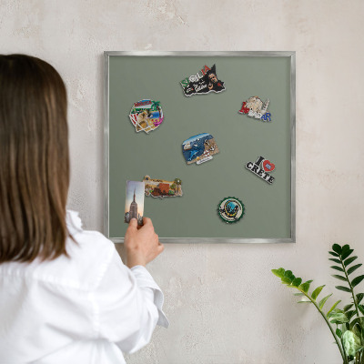 Magneetbord voor souvenir magneten met zilveren lijst Donkere salie