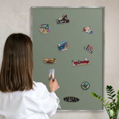 Magneetbord voor souvenir magneten met zilveren lijst Donkere salie