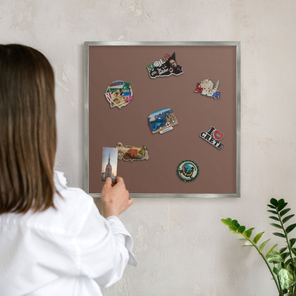 Decoratief metalen magneetbord in een zilveren lijst Bruine kleur