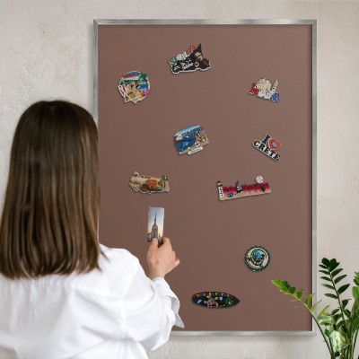 Decoratief metalen magneetbord in een zilveren lijst Bruine kleur