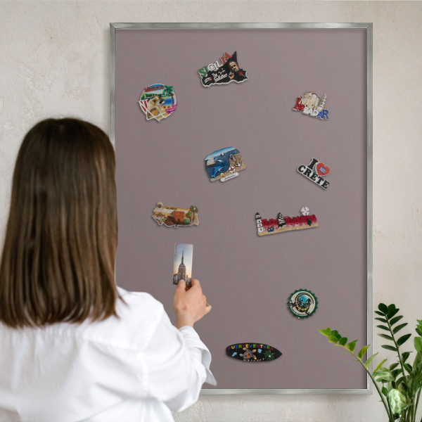 Magneetbord voor souvenir magneten met zilveren lijst Asbruin
