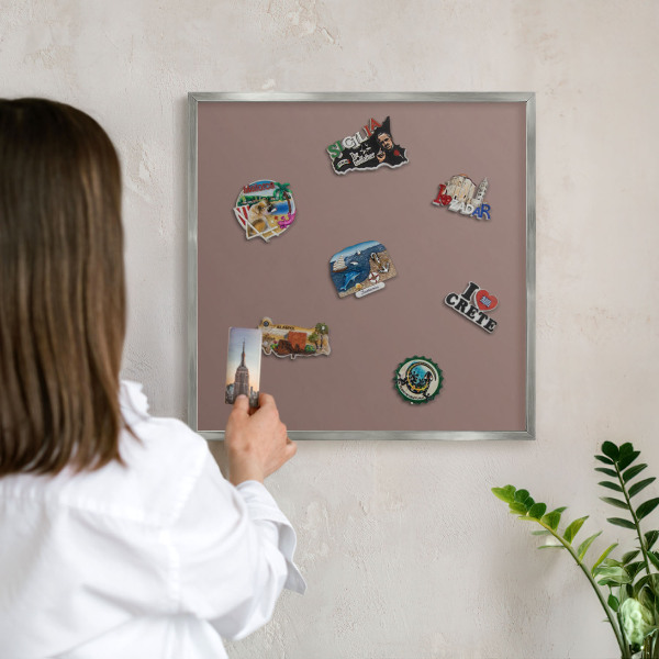 Decoratief metalen magneetbord in een zilveren lijst Pastelbruin
