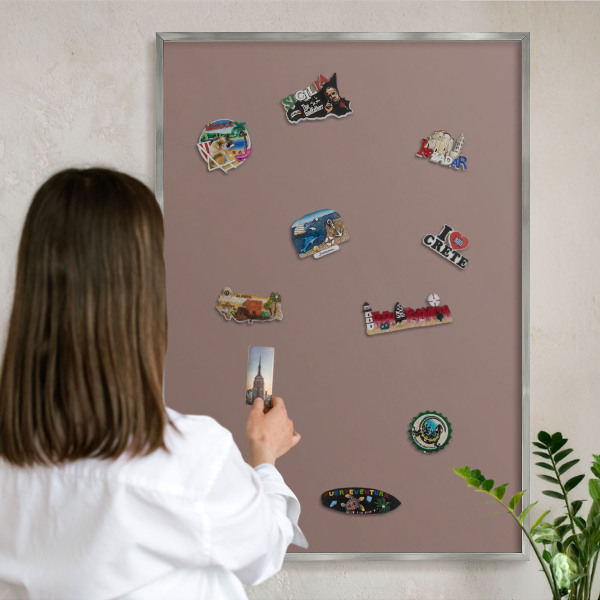Decoratief metalen magneetbord in een zilveren lijst Pastelbruin