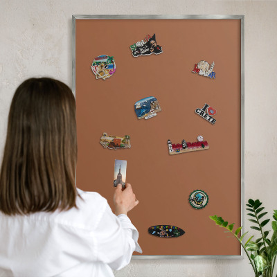 Decoratief metalen magneetbord in een zilveren lijst Donkeroranje