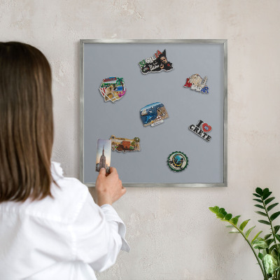 Magneetbord voor souvenir magneten met zilveren lijst Delicaat grijs