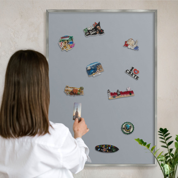 Magneetbord voor souvenir magneten met zilveren lijst Delicaat grijs
