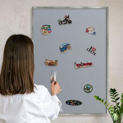 Magneetbord voor souvenir magneten met zilveren lijst Delicaat grijs