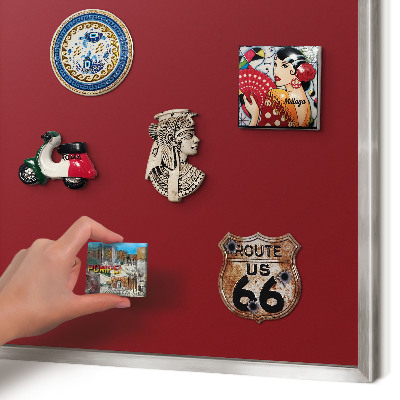 Decoratief metalen magneetbord in een zilveren lijst Levendig bordeauxrood