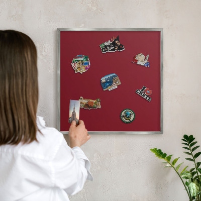 Decoratief metalen magneetbord in een zilveren lijst Levendig bordeauxrood