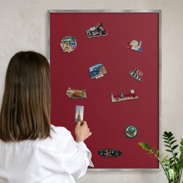 Decoratief metalen magneetbord in een zilveren lijst Levendig bordeauxrood