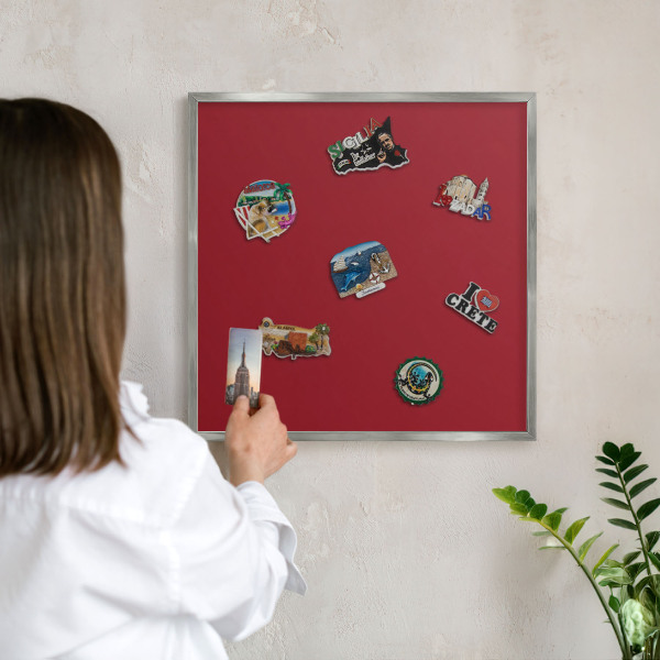 Magneetbord voor souvenir magneten met zilveren lijst Licht bordeauxrood