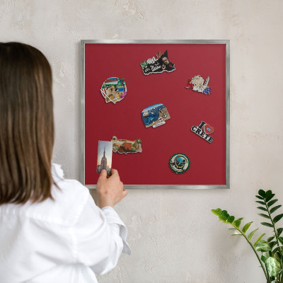 Magneetbord voor souvenir magneten met zilveren lijst Licht bordeauxrood
