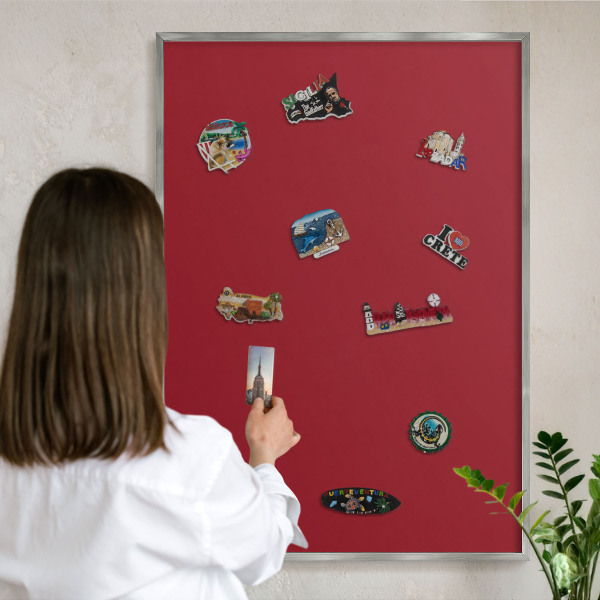 Magneetbord voor souvenir magneten met zilveren lijst Licht bordeauxrood