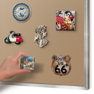 Decoratief metalen magneetbord in een zilveren lijst Warm lichtbruin