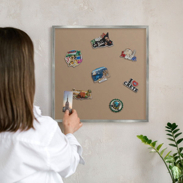 Decoratief metalen magneetbord in een zilveren lijst Warm lichtbruin