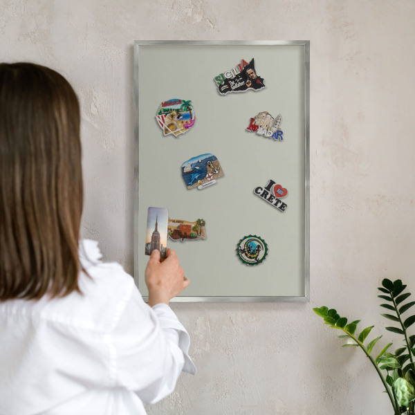 Decoratief metalen magneetbord in een zilveren lijst Warmgrijs
