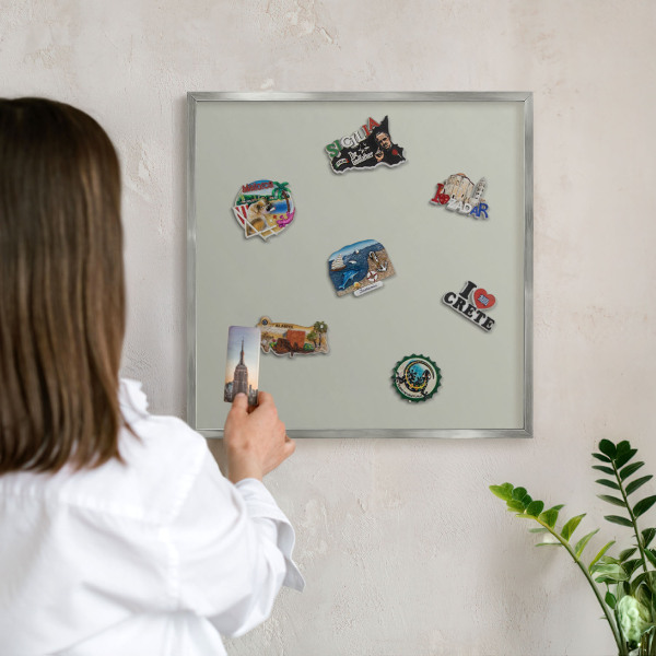 Decoratief metalen magneetbord in een zilveren lijst Warmgrijs