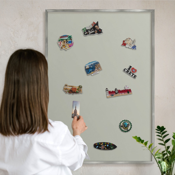 Decoratief metalen magneetbord in een zilveren lijst Warmgrijs