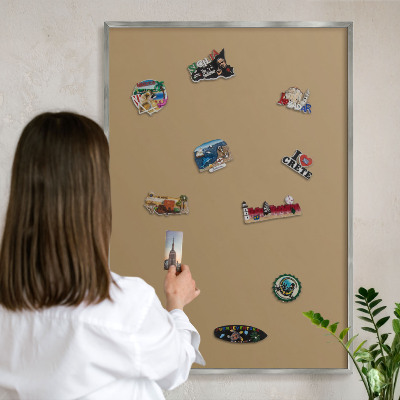 Decoratief metalen magneetbord in een zilveren lijst Bruine kleur