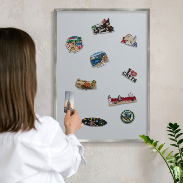 Decoratief metalen magneetbord in een zilveren lijst Lichtgrijs