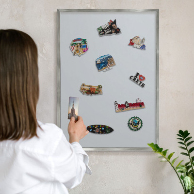 Decoratief metalen magneetbord in een zilveren lijst Lichtgrijs