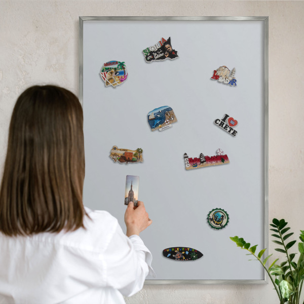 Decoratief metalen magneetbord in een zilveren lijst Lichtgrijs