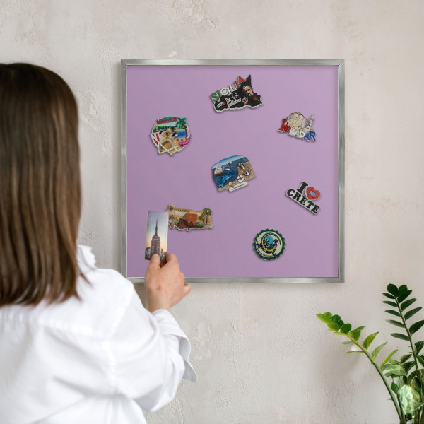 Magneetbord voor souvenir magneten met zilveren lijst Lichtpaars