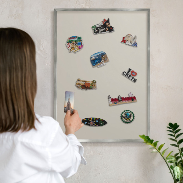 Decoratief metalen magneetbord in een zilveren lijst Warme steen