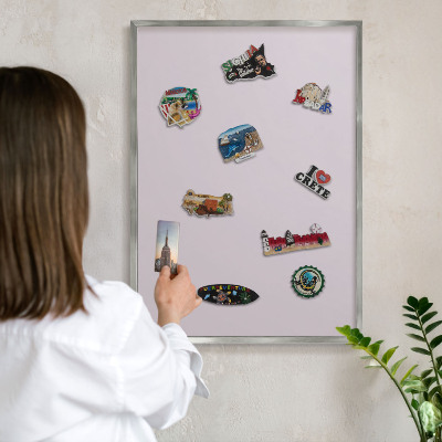 Decoratief metalen magneetbord in een zilveren lijst Licht lila