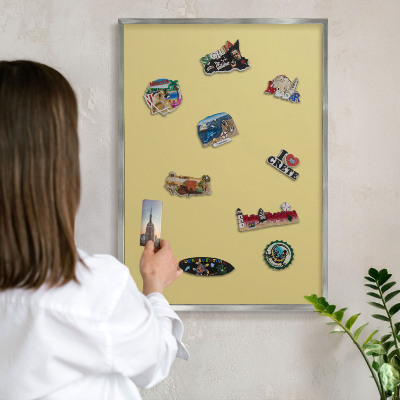 Decoratief metalen magneetbord in een zilveren lijst Vintage geel