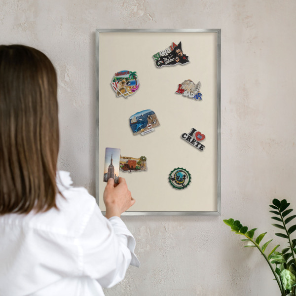 Decoratief metalen magneetbord in een zilveren lijst Lichte steen