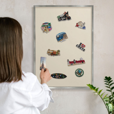 Decoratief metalen magneetbord in een zilveren lijst Lichte steen