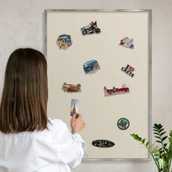 Decoratief metalen magneetbord in een zilveren lijst Lichte steen