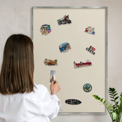 Decoratief metalen magneetbord in een zilveren lijst Lichte steen