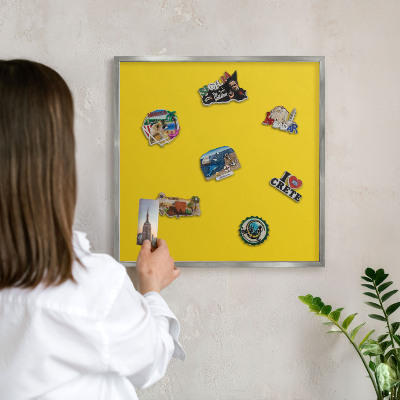 Magneetbord voor souvenir magneten met zilveren lijst Intens geel