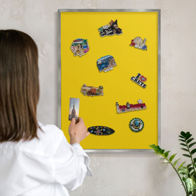 Magneetbord voor souvenir magneten met zilveren lijst Intens geel